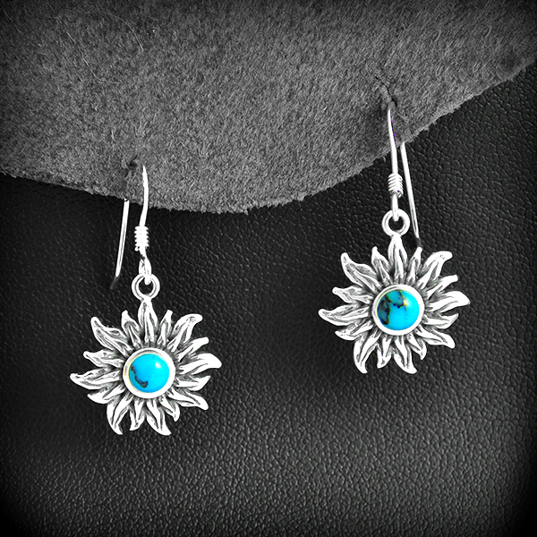 Superbe paire de boucles d'oreilles d'un soleil en argent orné d'une petite turquoise ronde au...