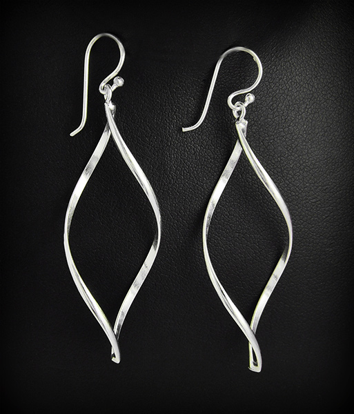 Boucles d'oreilles montées sur poussoir en argent et non sur crochets comme sur la photo, d'un...