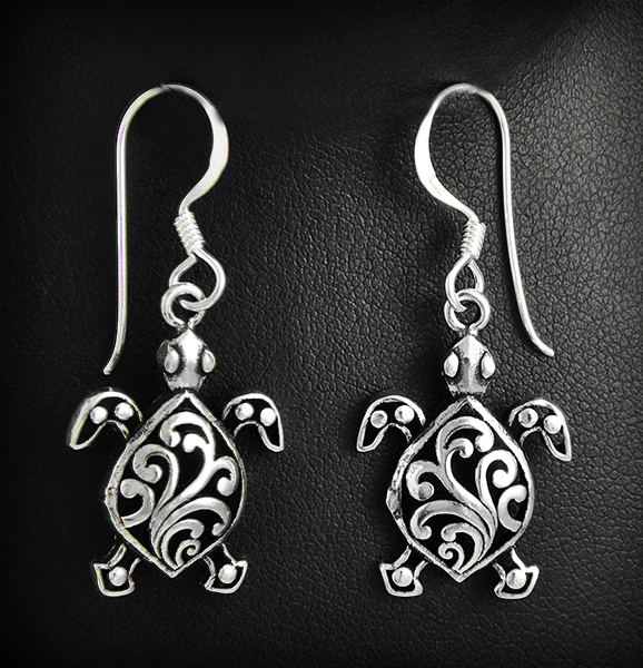 Jolies boucles d'oreilles en argent de tortues marines ajourées de motifs floraux (h:24mm).