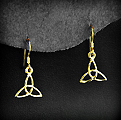 Jolies paire de boucles d'oreilles en plaqué or 975 du symbole Trinité ajouré (h:13mm).