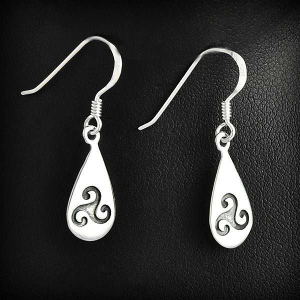 Boucles d'oreilles en argent en goutte plate polissage miroir gravée du triskell breton (h:16mm).