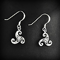 Jolies boucles d'oreilles en argent d'un petit triskell ajouré de l'entrelacs celtique Trinité...