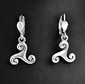 Jolies boucles d'oreilles de triskels bretons en argent sur fermoirs de sécurité dormeuse (h:13mm).