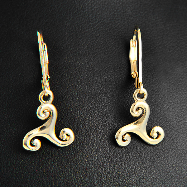 Boucles d'oreilles en plaqué or 975 de jolis triskels bretons en plaqué or 975, avec fermoirs...