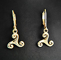Boucles d'oreilles en plaqué or 975 de jolis triskels bretons en plaqué or 975, avec fermoirs...