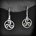 Boucles d'oreilles en argent d'un triskell breton cerclé et orné d'une perle d'ambre en son...