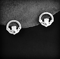 Boucles d'oreilles puces en argent du fameux village irlandais Claddagh, un symbole d'amour, de...