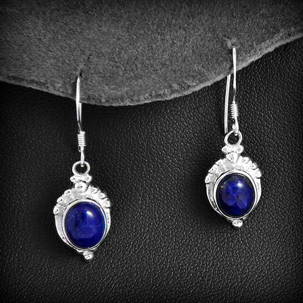 Boucles d'oreilles en argent ethniques ornée d'une belle pierre de lapis lazuli en cabochon...