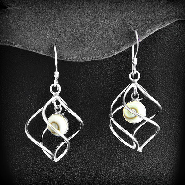 Très belle paire de boucles d'oreilles en argent d'une cage en serpentin renfermant un petit Oeil...