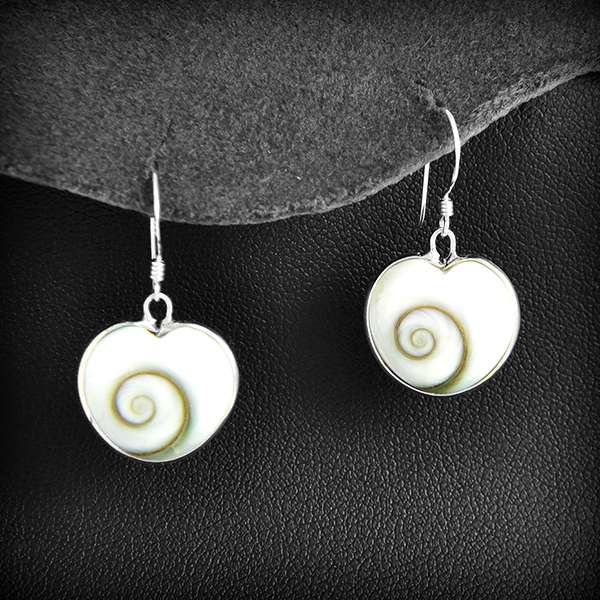 Jolie paire de boucles d'oreilles il de Sainte-Lucie en forme de cur juste cerclé d'un fil...