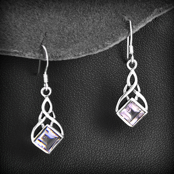 Ravissante paire de boucles d'oreilles en argent d'un entrelacs celte orné d'une pierre...