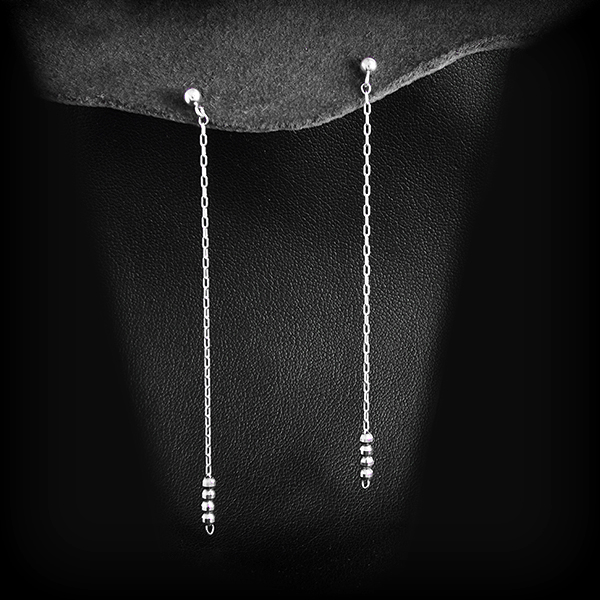 Ravissantes paire de boucles d'oreille de création originale THEMA composée d'une fine chaîne et...