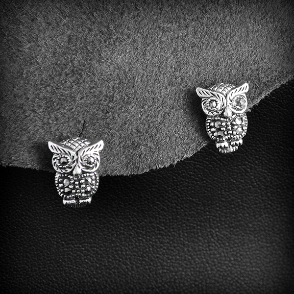 Boucles d'oreilles puces en argent de jolis petits hiboux en volume ornés de marcassites (h:13mm).
