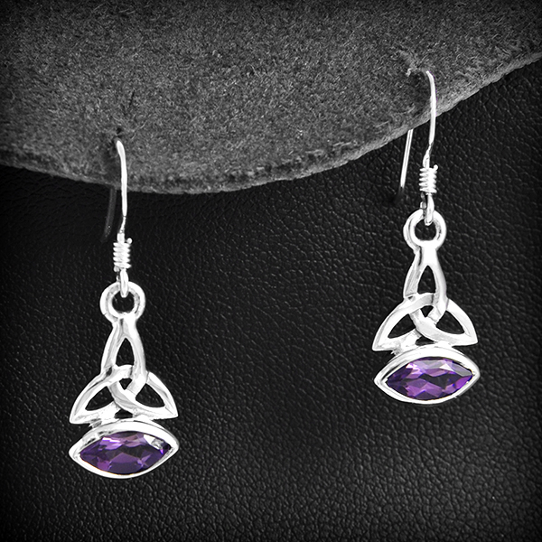Superbe paire de boucles d'oreilles en argent du symbole celtique Trinité et orné d'une pierre...