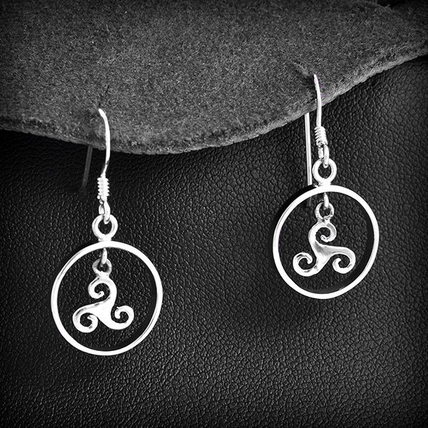 Belle paire de boucles d'oreilles en argent ornées d'un joli triskel mobile et cerclé (:14mm).