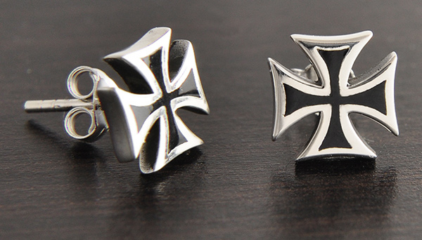 Boucles d'oreilles en argent puces de la fameuse croix des templiers en émail noir (h:9mm).
