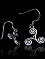 Boucles d'oreilles en argent d'un joli triskel breton plein.(h:14mm)