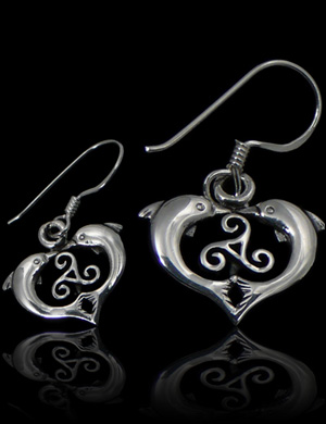 Boucles d'oreilles Triskel entouré de deux dauphins en volume en argent.