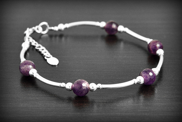 Bracelet en argent paré de boules facétées d'améthystes alternées de billes et de tubes fins...
