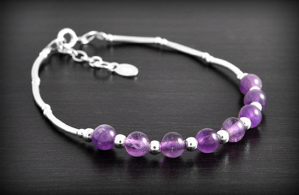 Ravissant bracelet souple en argent et perles d'améthyste calibrées, pourvu d'une ralonge...