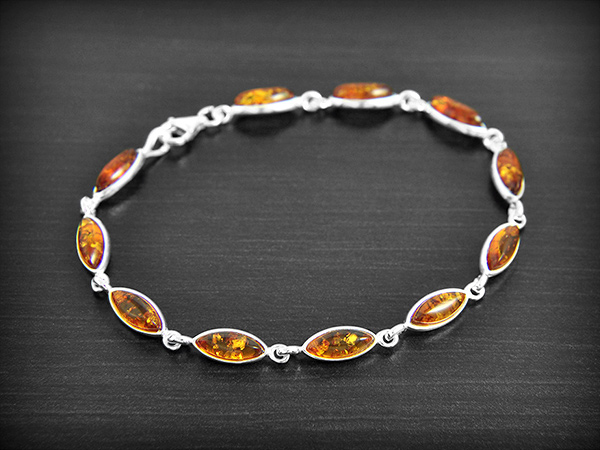 Bracelet intemporel en argent et ambre multicolore (l:4mm, L:19cm).