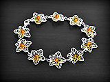 Bracelet en argent de dix petites fleurs avec une boule d'ambre au centre(l:17mm, L:20cm).