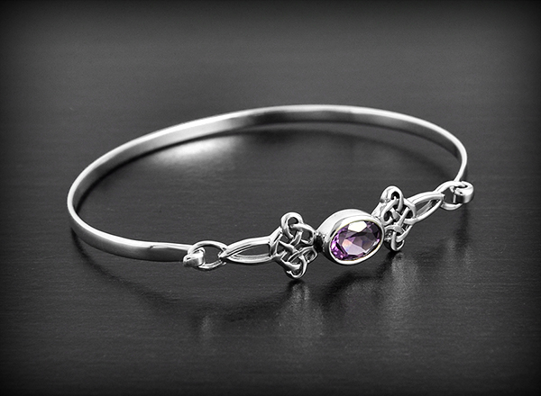 Très beau bracelet rigide en argent serti d'une pierre d'améthyste ou Topaze bleue facettée orné...