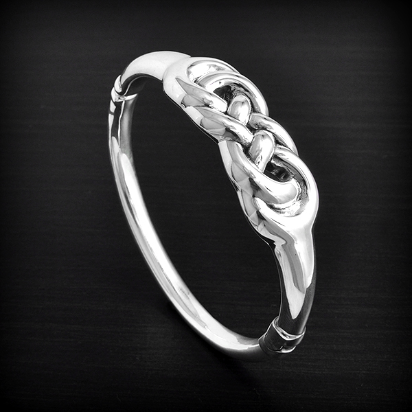 Ravissant bracelet rigide en argent orné d'un entrelacs celte en relief, il est soufflé et donc...