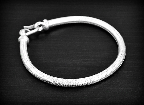 Bracelet en argent de belle taille, maille serpent finition non oxydée pour garder un argent bien...