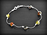 Bracelet original d'un fil d'argent reliant des boules d'ambre multicolore (l:7mm, L:18.5cm).