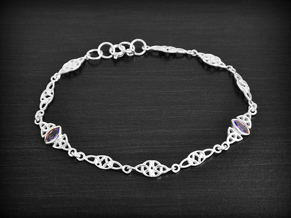 Bracelet souple en argent de 10 maillons en entrelacs celtiques dont 2 serti d'une pierre...