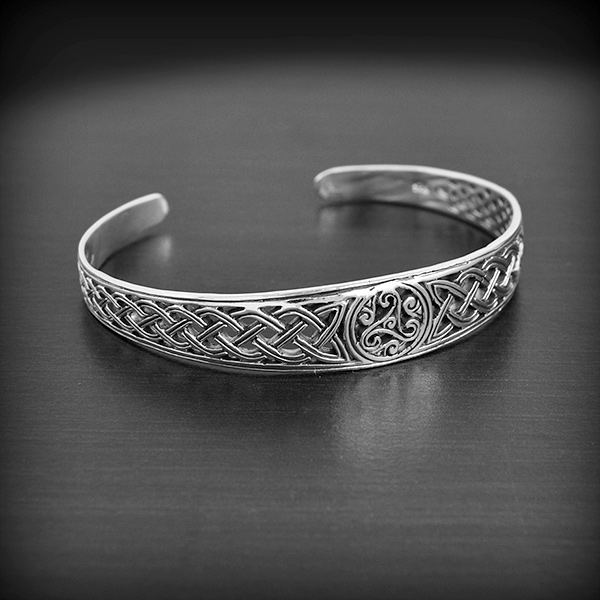 Bracelet en argent rigide et ouvert. C'est un modèle ajouré donc léger et agréable à porter,...