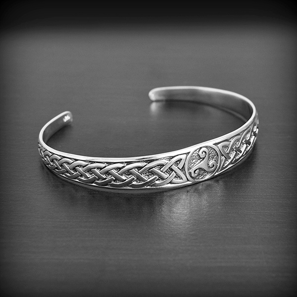 Bracelet en argent  plein rigide et ouvert, c'est un modèle mixte car il est de belle grosseur,...