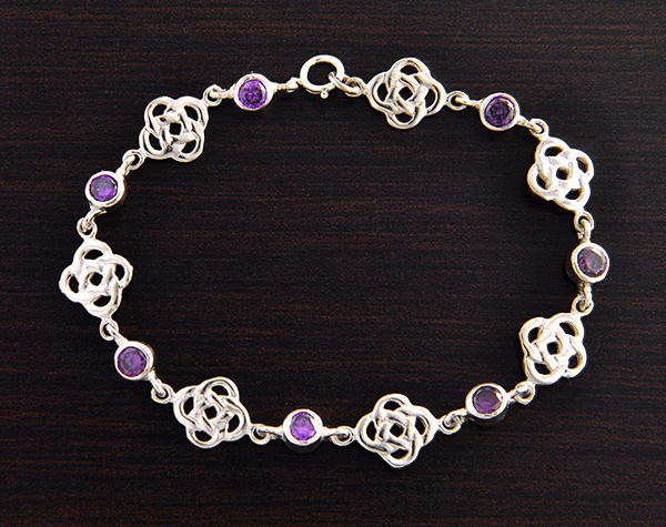 Bracelet en argent composé dentrelacs celtiques alternés par des zirconiums facettés zircon noir...
