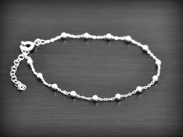 Bracelet chaînette en argent décorée de petites boules, modèle intemporel (ep:2mm. L:18,5 cm).