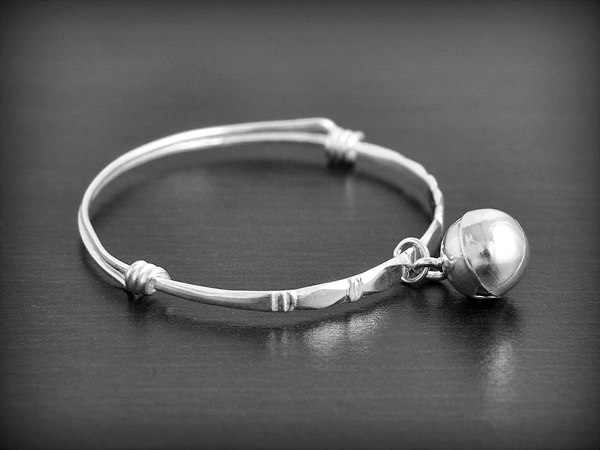 Bracelet ou chevillère en argent pour petit enfant, d'un fil épais réglable muni d'un grelot...