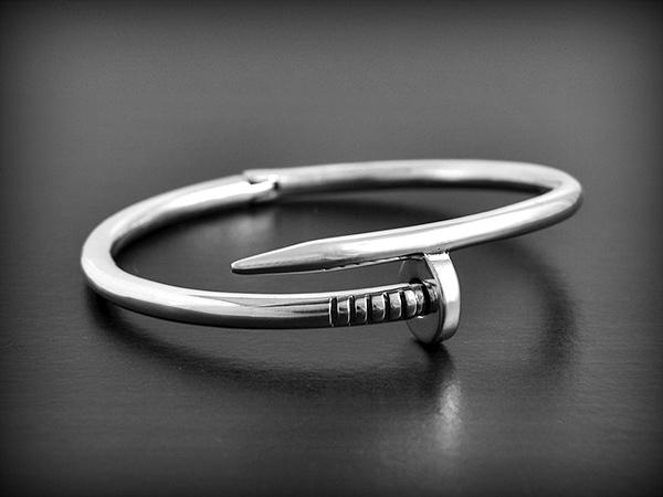 Bracelet en argent  très stylisé d'un gros clou, ouverture sur charnière et le fermoir dans la...