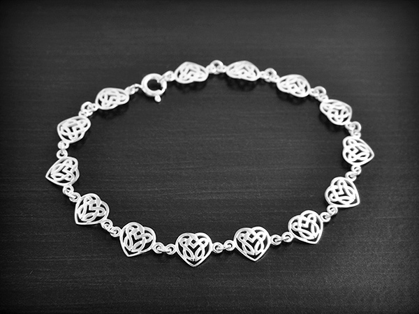 Ravissant bracelet souple en argent de 14 petits curs celtiques ajourés (l:8mm, L:19,5cm).