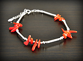 Joli bracelet en argent et corail rouge alterné de billes et de tubes fins (L:17->19cm).