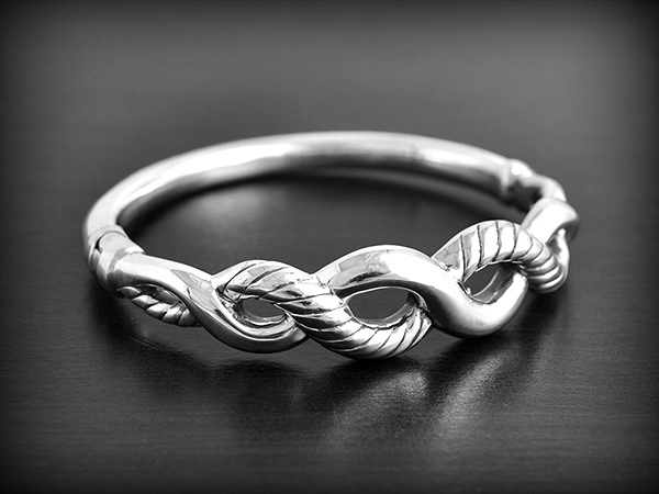 Bracelet en argent  de jolis cordage entrelacés C'est un modèle creux et donc soufflé, procurant...