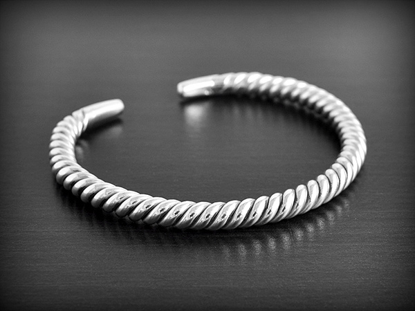 Bracelet en argent assez massif d'une cordelière  (l:5mm, L:20cm).