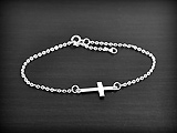 Bracelet en argent d'une petite croix sur chaînette forçat(l:10mm, L:16-19cm).