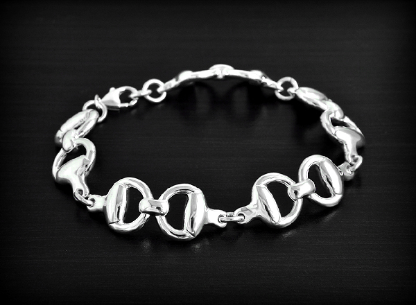 Joli bracelet en argent dans le thème de l'équitation, finition polissage miroir C'est un modèle...