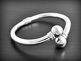 Bracelet ethnique en argent lisse, glissez délicatement le poignet entre les deux boules "tête...