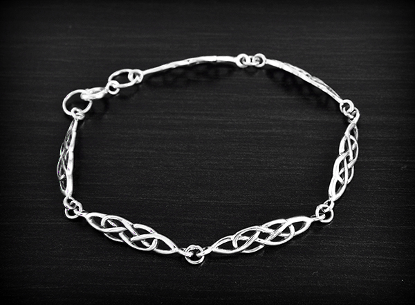 Beau bracelet semi rigide en argent composé de 6 entrelacs celtiques (L:18.5cm, l:5mm).