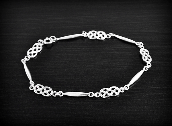 Bracelet semi rigide en argent composé de 5 entrelacs celtiques (L:18.5cm, l:5mm).