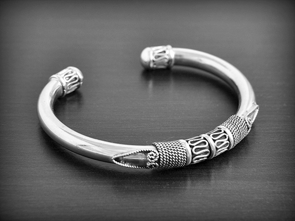 Bracelet en argent modèle esclave avec finition indonésiennes, la partie tube est creuse et bien...