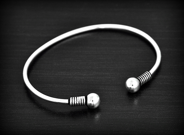 Très joli bracelet esclave avec finition deux boules, modèle fin en argent de style ethnique,...