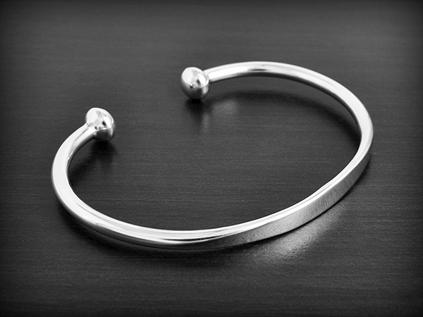 Bracelet ouvert rigide "esclave" en argent. Le modèle présenté en photo n1 correspond au plus...
