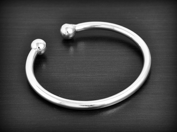 Beau bracelet esclave en argent, modèle épuré mixte car il est de forme ronde et avec des boules...